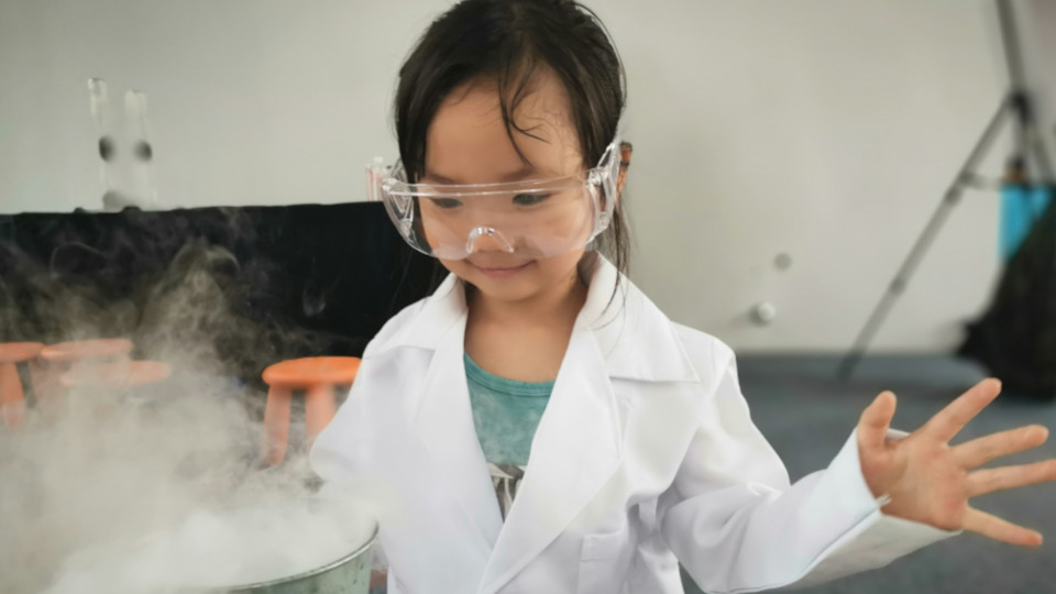 Ein kleines Mädchen bei einem Laborexperiment