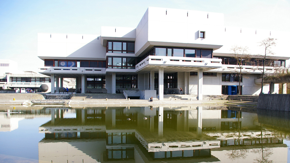 Regensburger Uni führt Geh-Arbeitsplätze ein