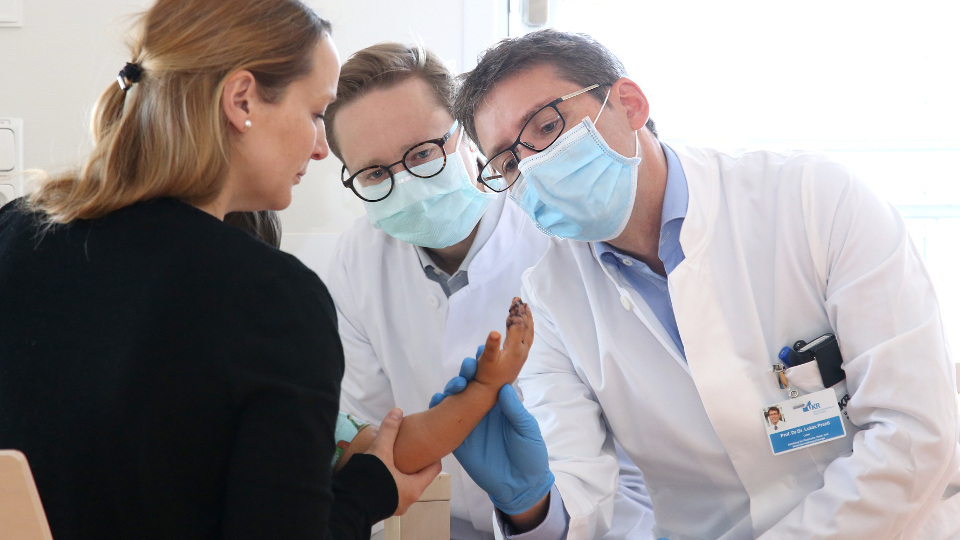 Regensburg: Spezialisten der Uniklinik retten Finger von 3-Jährigem ...
