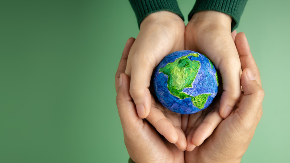 Umweltschutz: Zwei ineinander liegende Hände, die die Weltkugel halten.