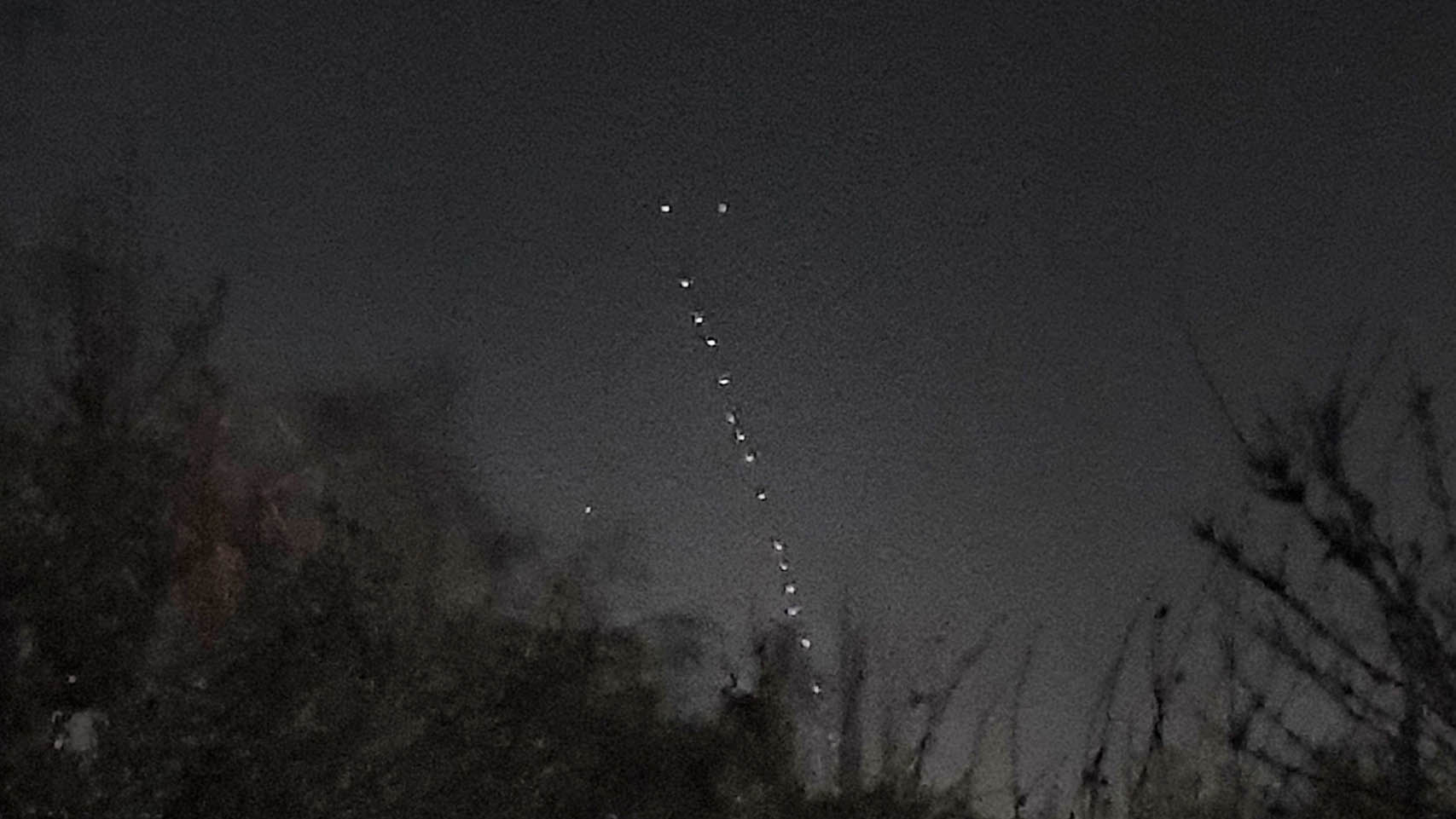 Starlink fliegt als Lichterkette über Regensburg