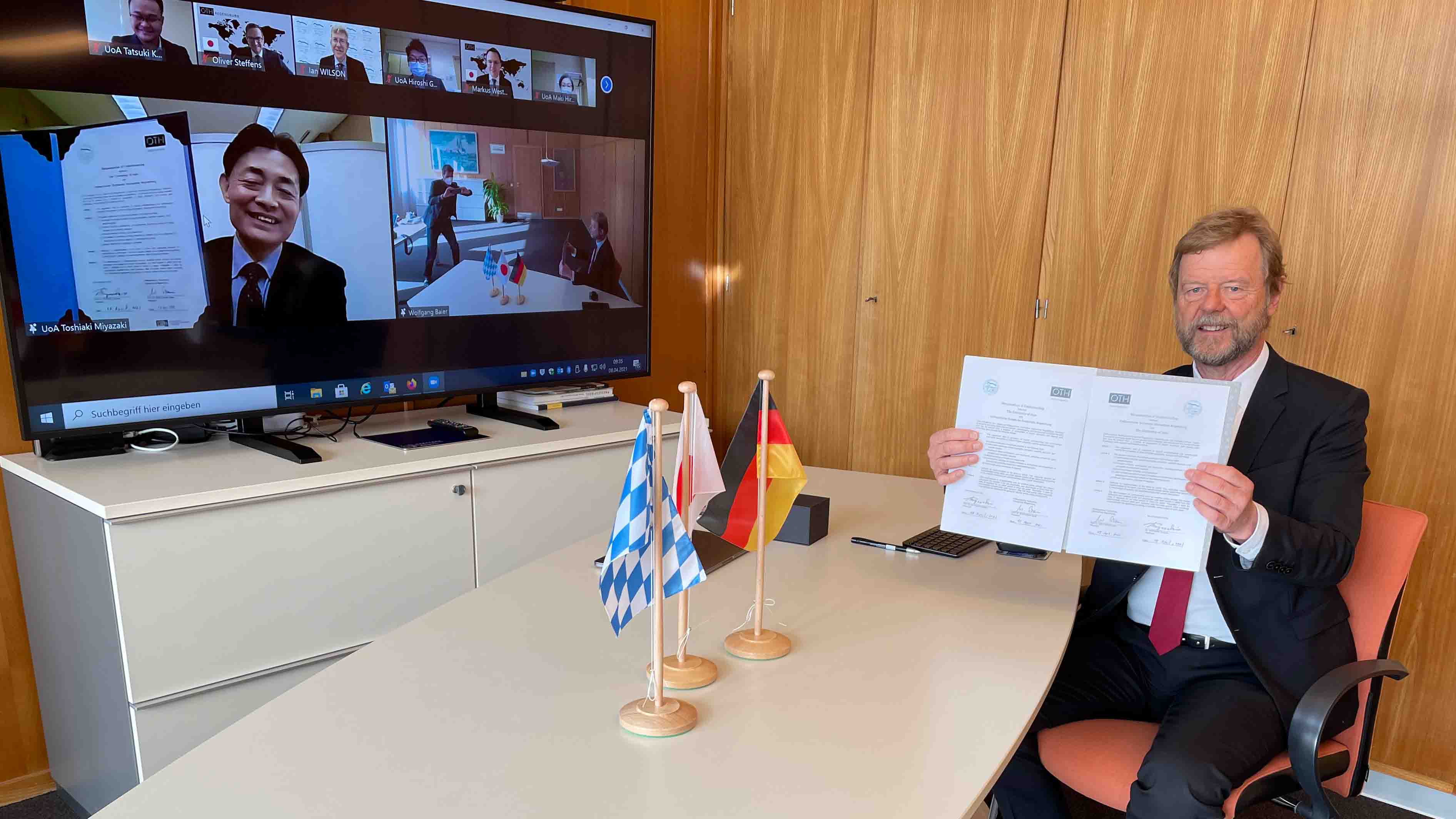 Der Präsident der University of Aizu und der Präsident der OTH Reghensburg unterzeichnen Kooperationsvertrag