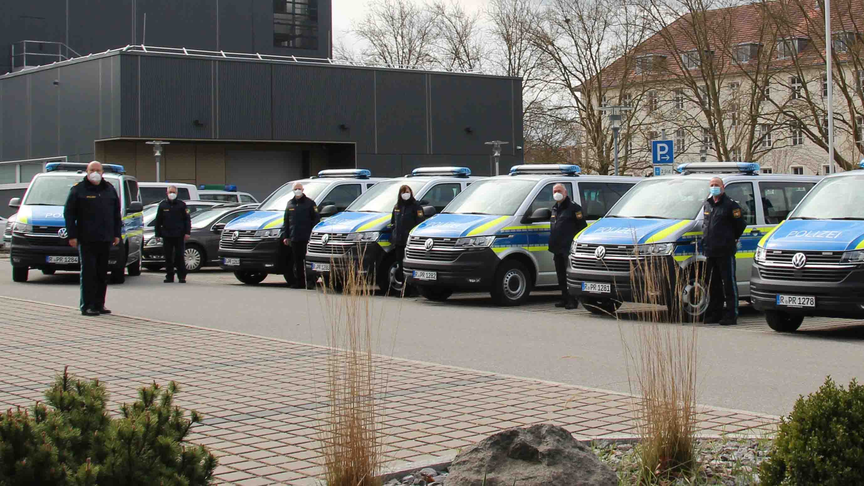Polizeipräsident Norbert Zink übergibt neue Dienstfahrzeuge