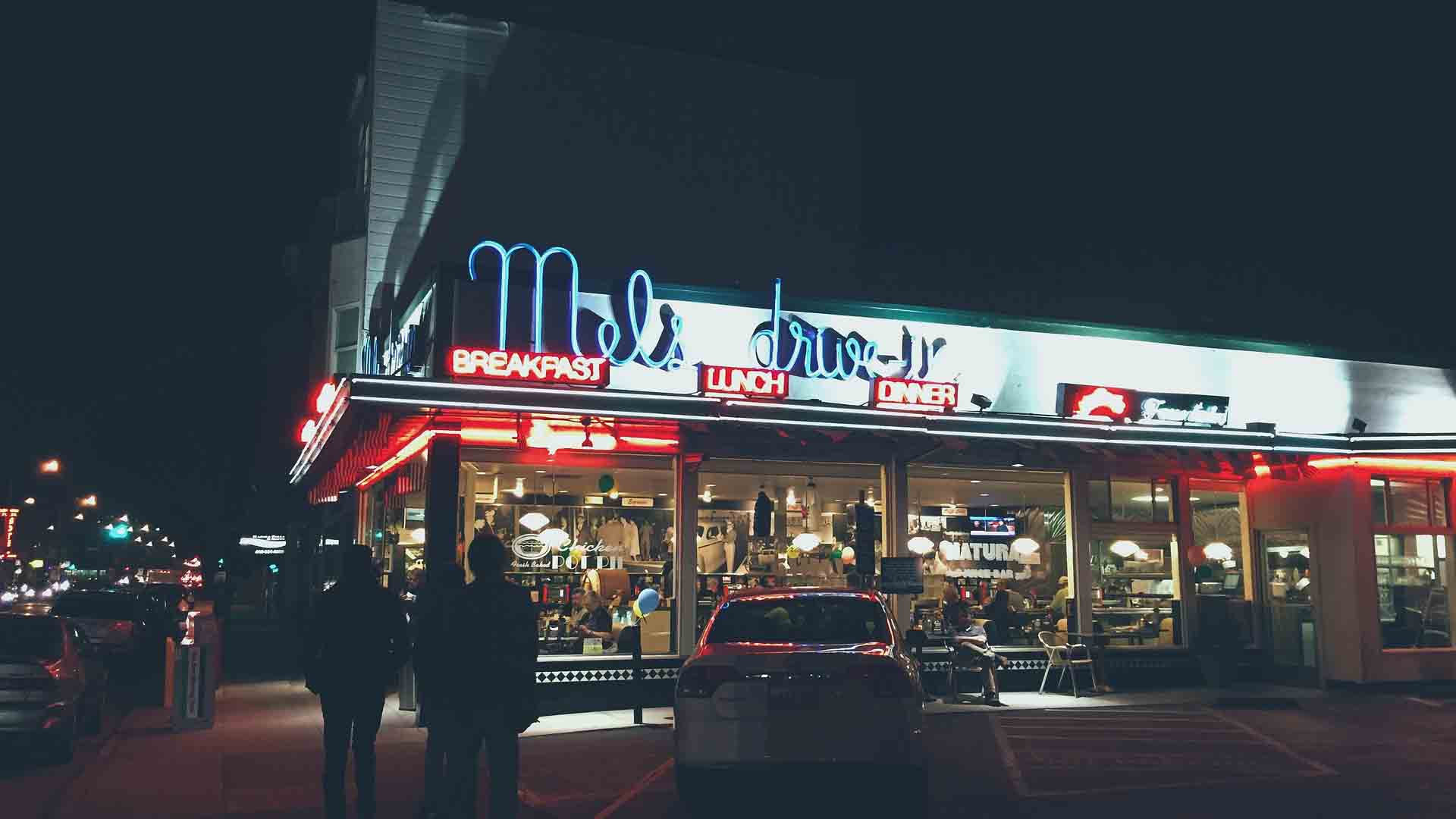 Kundenparkplätze vor einem Diner