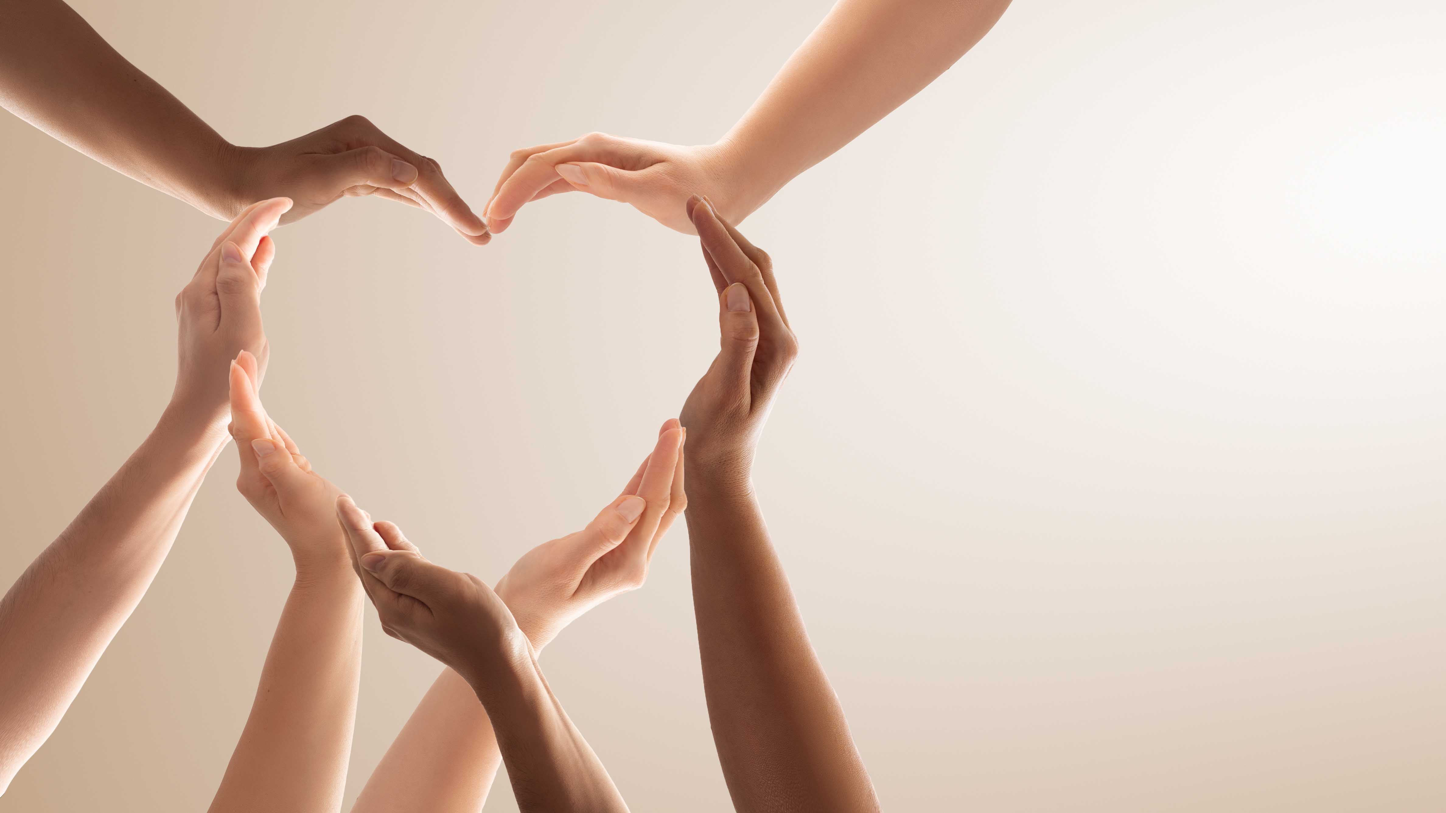 Mehrere Hände, die gemeinsam ein Herz formen