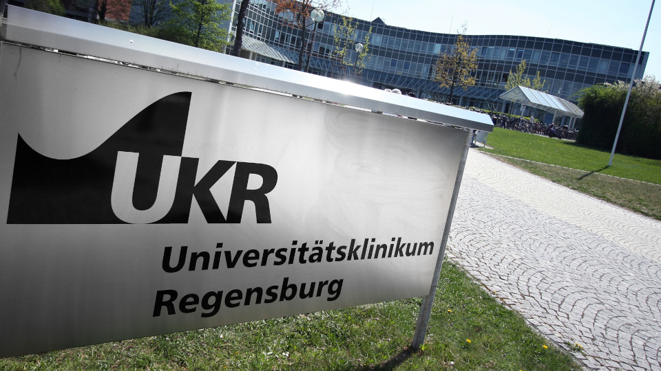 Begrüßungsschild des Universitätsklinikums Regensburg