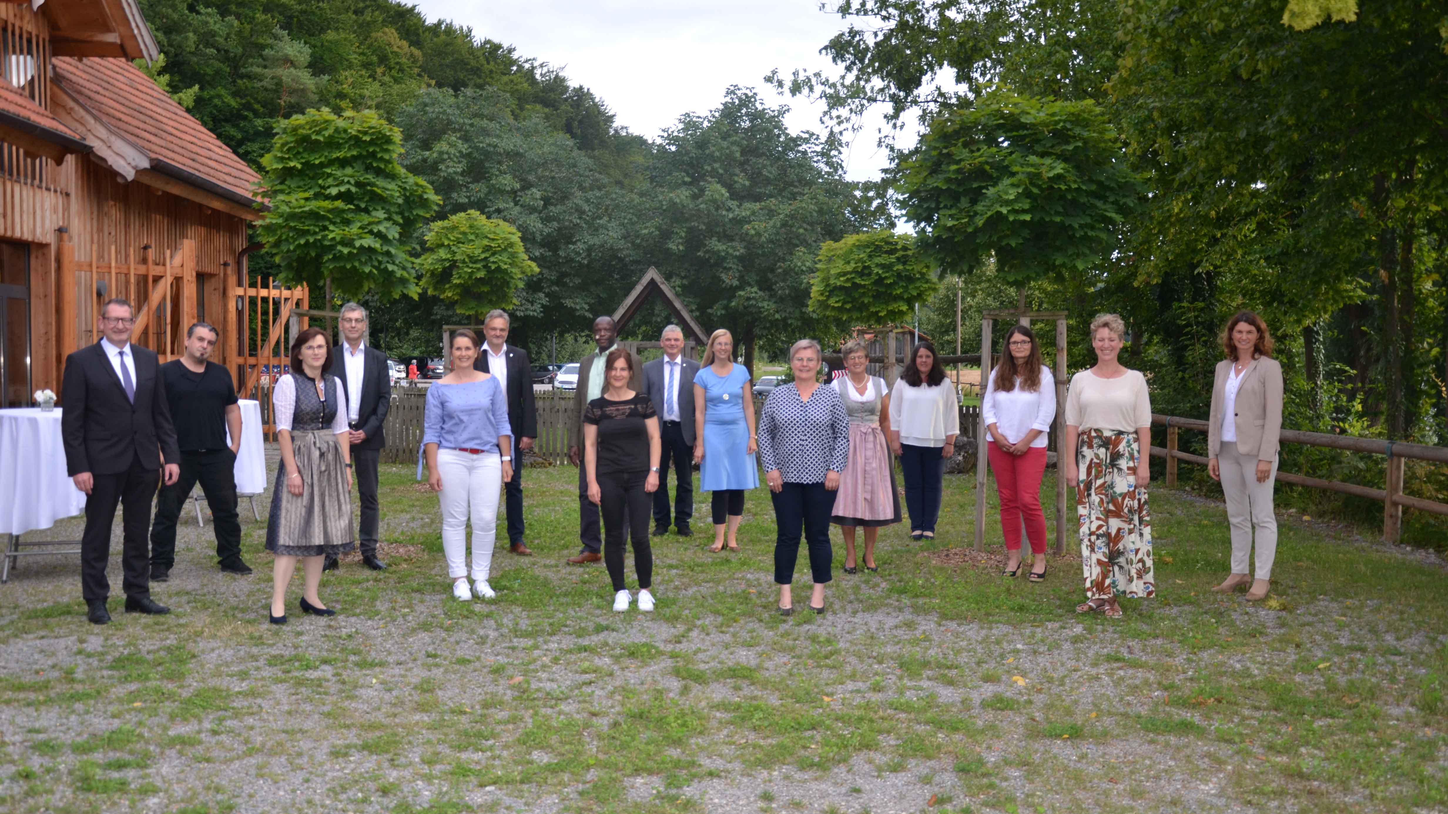 Langjährige Mitarbeiterinnen und Mitarbeiter des Landratsamtes sowie der Kreisklinik Wörth a.d. Donau wurden für 25-jährige Tätigkeit im Öffentlichen Dienst ausgezeichnet. 