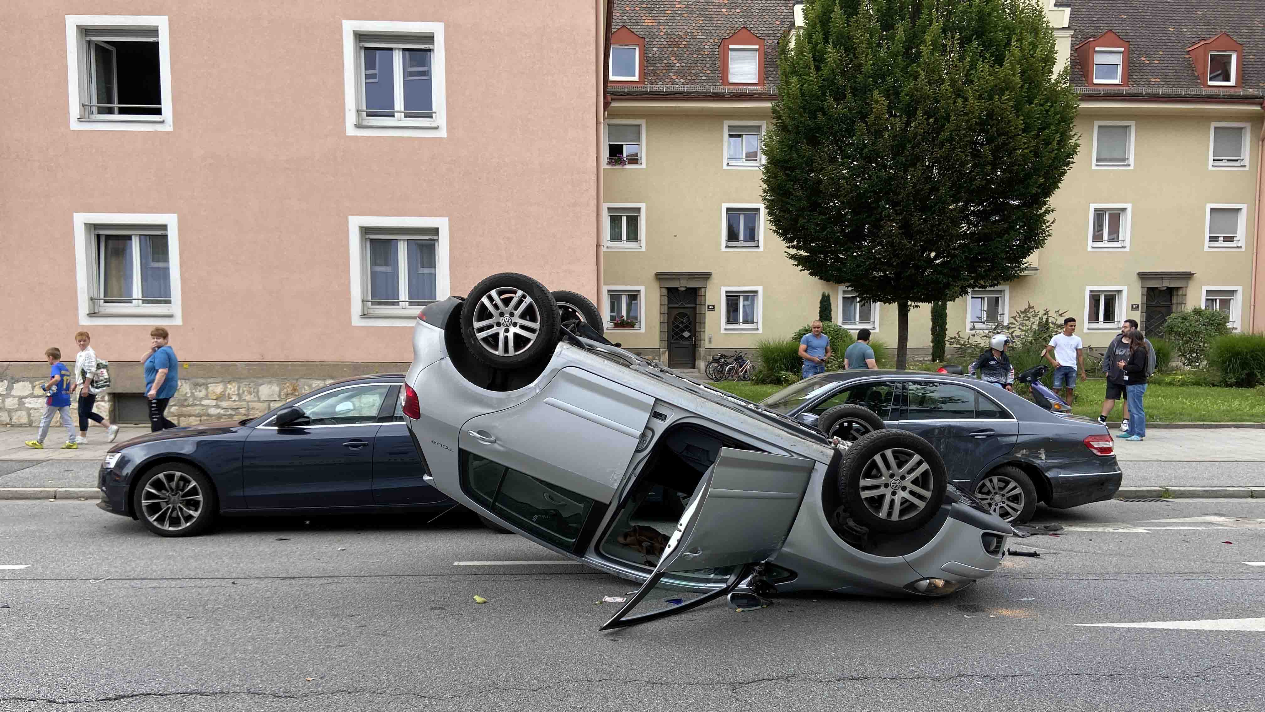 Das Auto eines 79-jährigen Fahrers hat sich in der Regensburger Furtmayrstraße überschlagen.