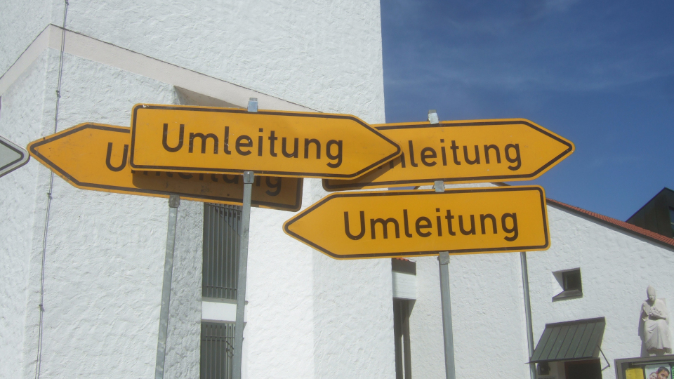 Ansammlung von Umleitungsschildern