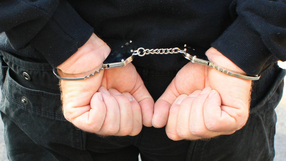 Person in Handschellen