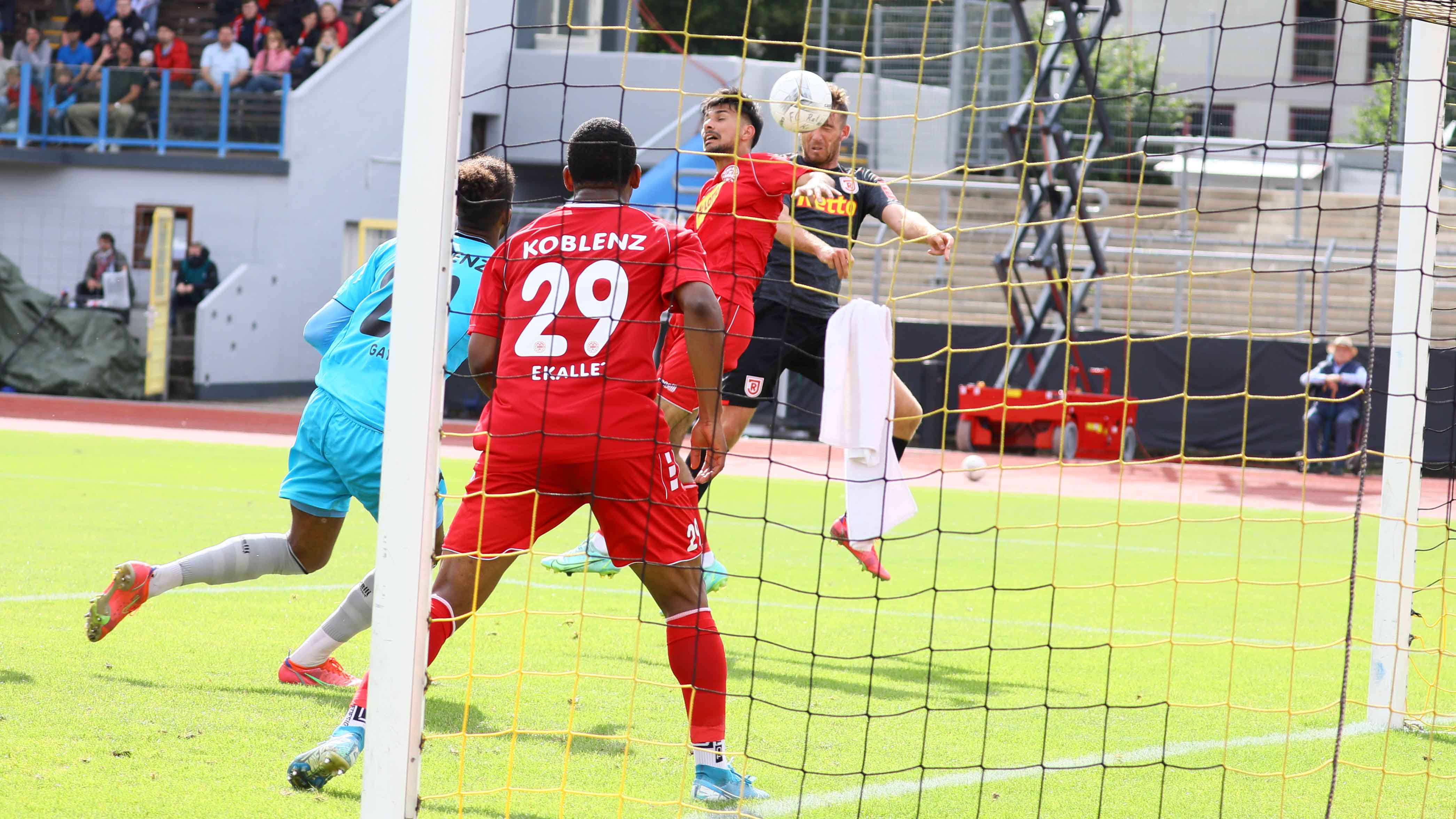 Andreas Albers vom SSV Jahn köpft den Ball zum 0:2 gegen den RW Koblenz.