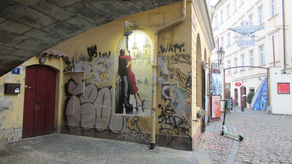 Straßenmalerei "Küssendes Paar" unter der Karlsbrücke