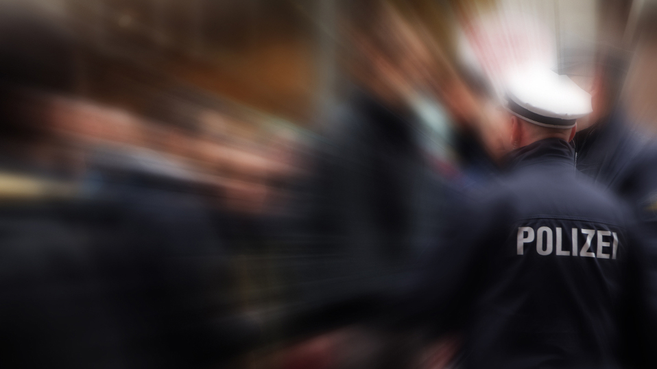 Mann trägt Polizeiweste