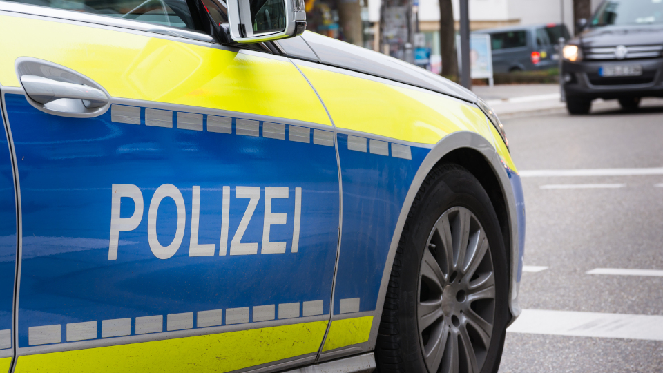 Polizeidienstauto in der Fahrt