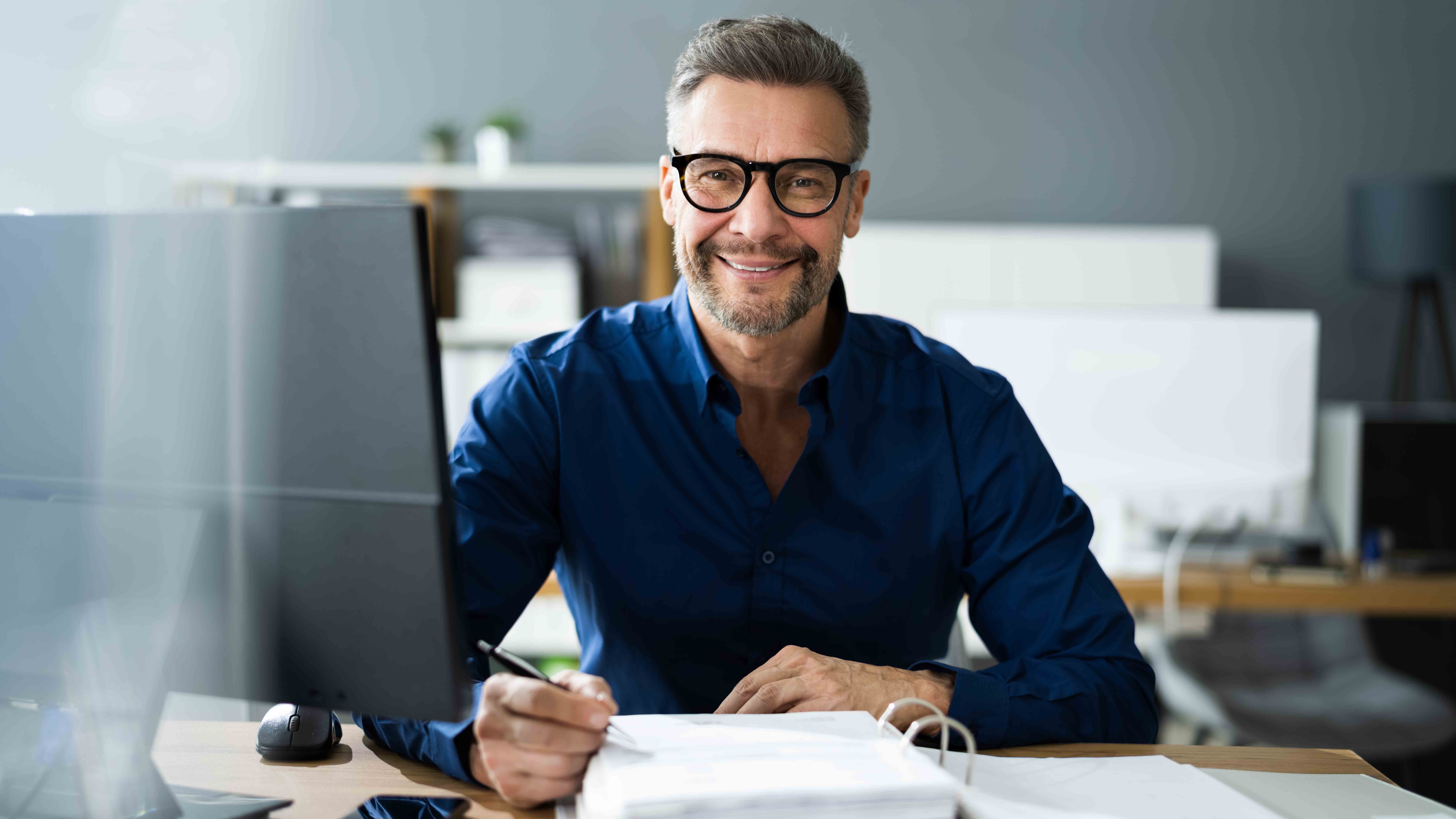 Selbstständiger mit Buchhaltungsunterlagen