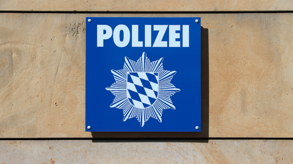 Schild an Polizeirevier