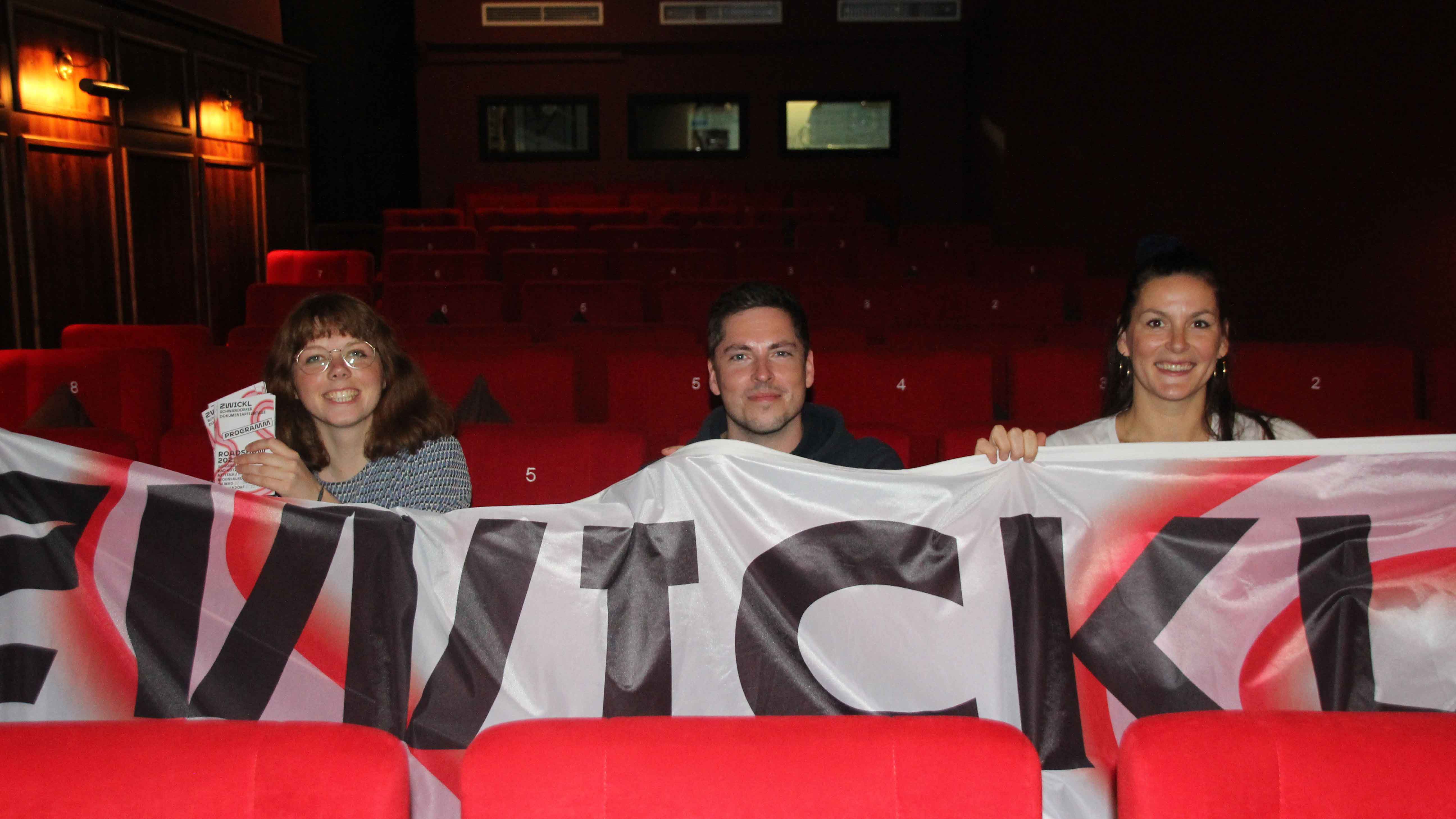 Das Team für den Tourstopp in Regensburg: (v. l.) Svenja Melina Opitz (EU Projekt kultur|kontakt|kreativ), Josef Lommer (Kinos im Andreasstadel) und Anne Madlene Schleicher (ZWICKL-Schwandorfer Dokumentarfilmtage)