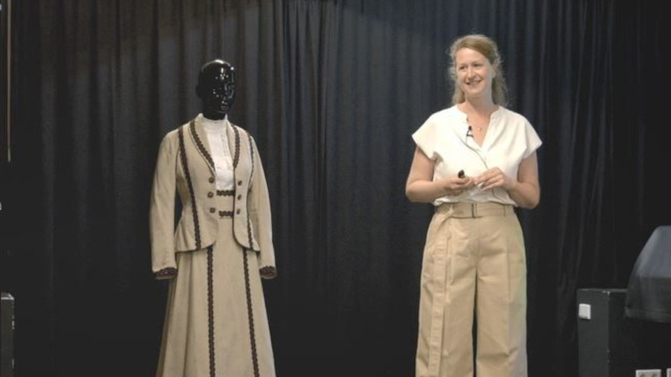 Annkathrin Selthofer präsentiert ein Kleid der 1920er Jahre