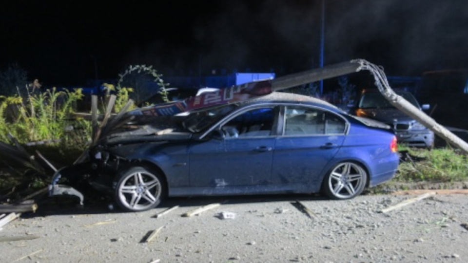 Demoliertes Auto am Straßenrand