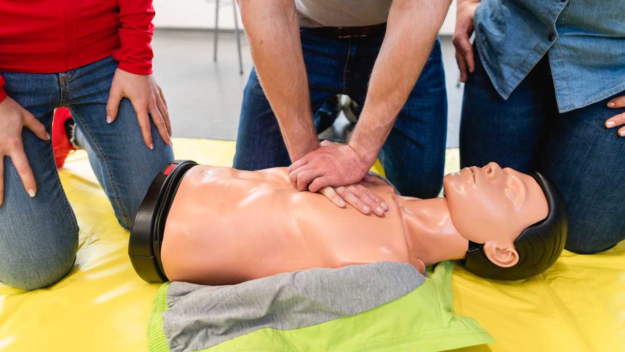 Reanimation einer Trainingspuppe