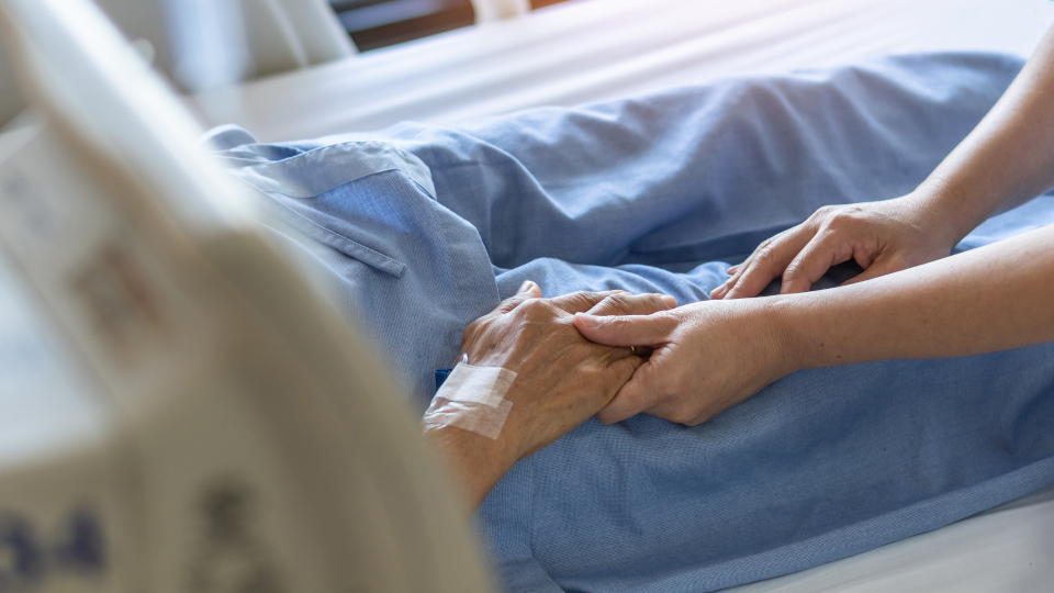 Person bei Krankenhausbett