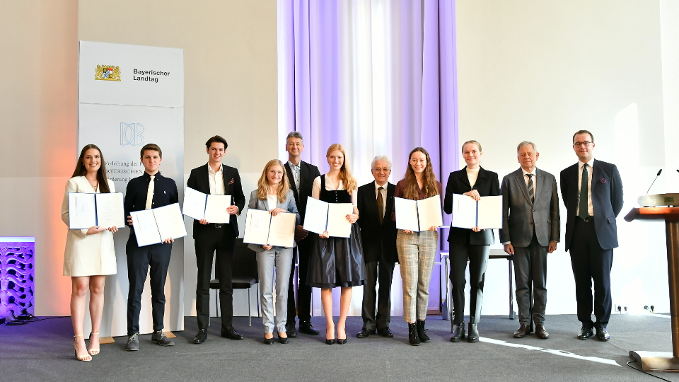 Gruppenfoto der Preisträgerinnen und Preisträger