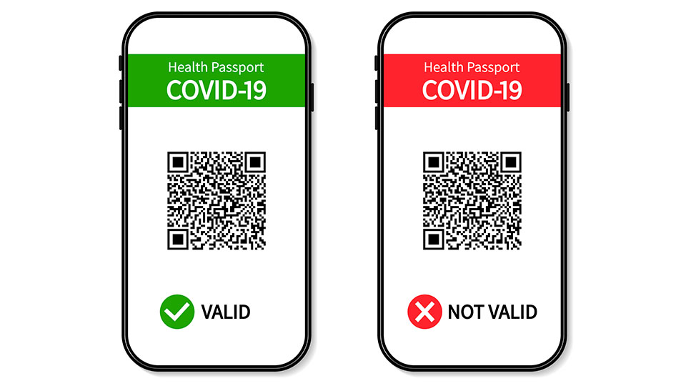 Zwei Handy Bildschirme, die den QR-Code für eine COVID 19-Impfung darstellen, links mit grünem Häkchen, rechts mit rotem Kreuz.