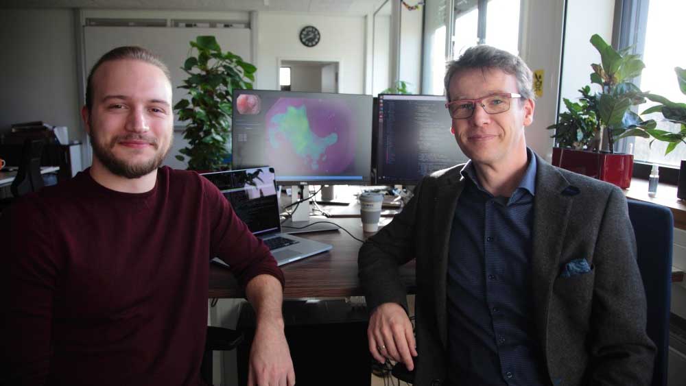 Professor Dr. Christoph Palm (r.) und Doktorand Robert Mendel in ihrem Labor an der OTH Regensburg. Foto: OTH Regensburg/Daniel Pfeifer