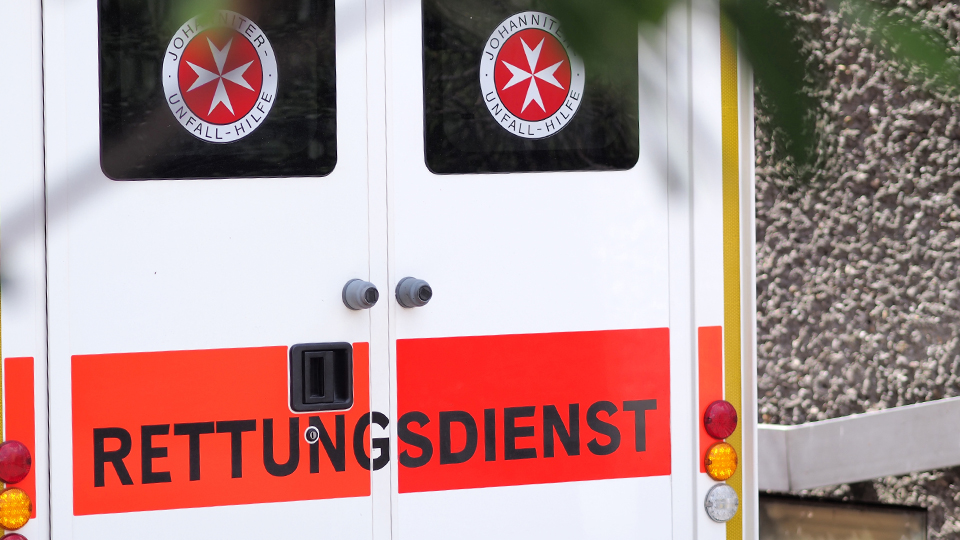 Rettungswagen von hinten mit Schriftzug Rettungsdienst
