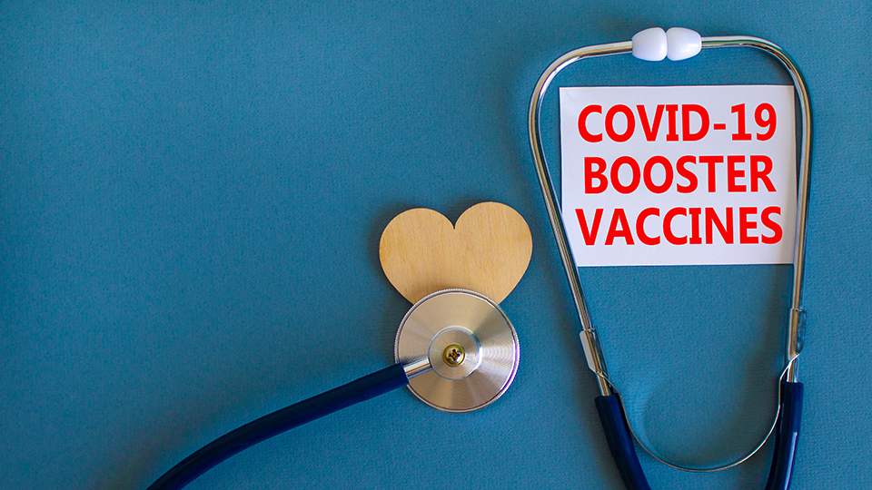 Stetoskop mit Schriftzug: COVID 19 Booster Vaccines