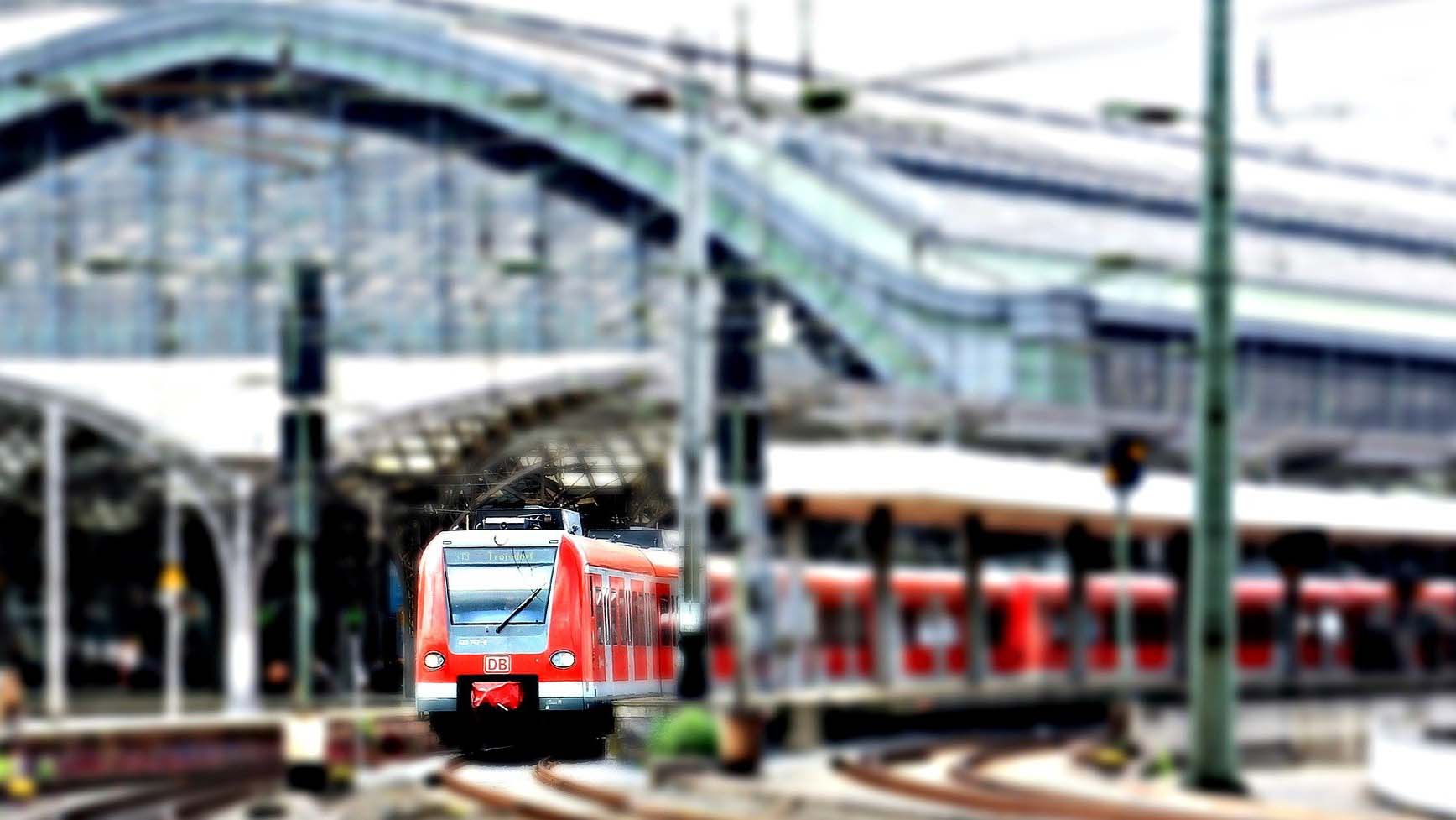 Zug und Bahnhof