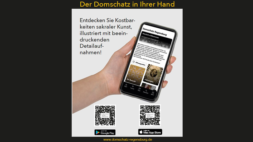 In der Mitte ist eine Hand, die ein Handy hält, auf dessen Bildschirm die Domschatz-App geöffnet ist. Darunter sind zwei Barcodes abgebildet.
