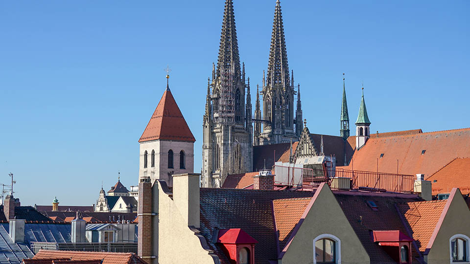 Ein Teil der Stadtkulisse Regensburgs, mit dem Dom im Hintergrund.