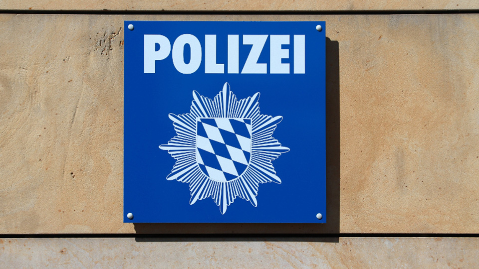Polizei Schild in Blau-Weiß.