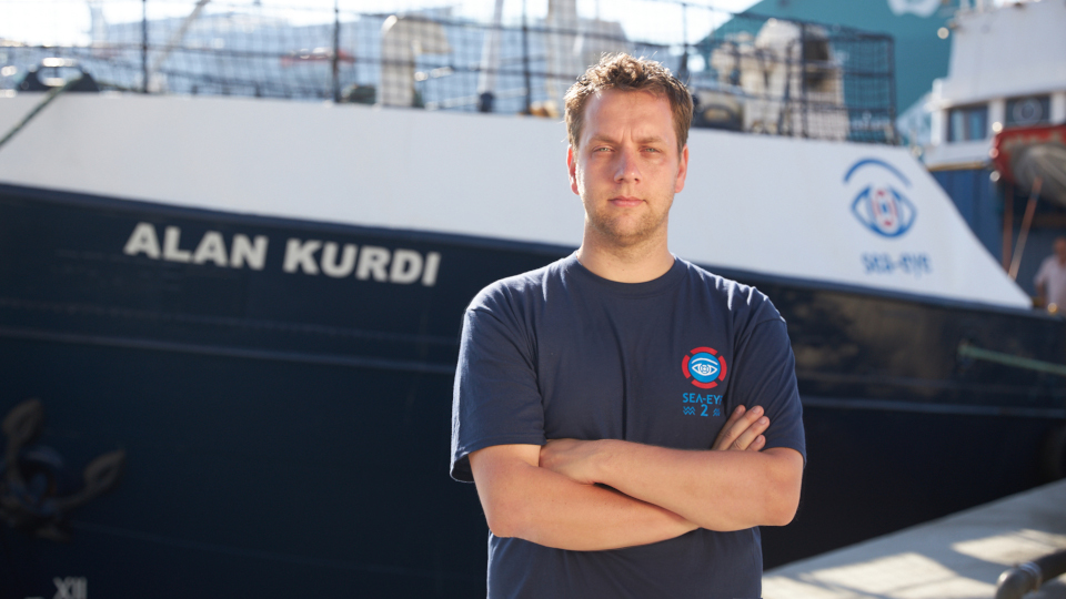 Gordon Isler, Vorsitzender von Sea-Eye, vor dem Schiff "Alan Kurdi"