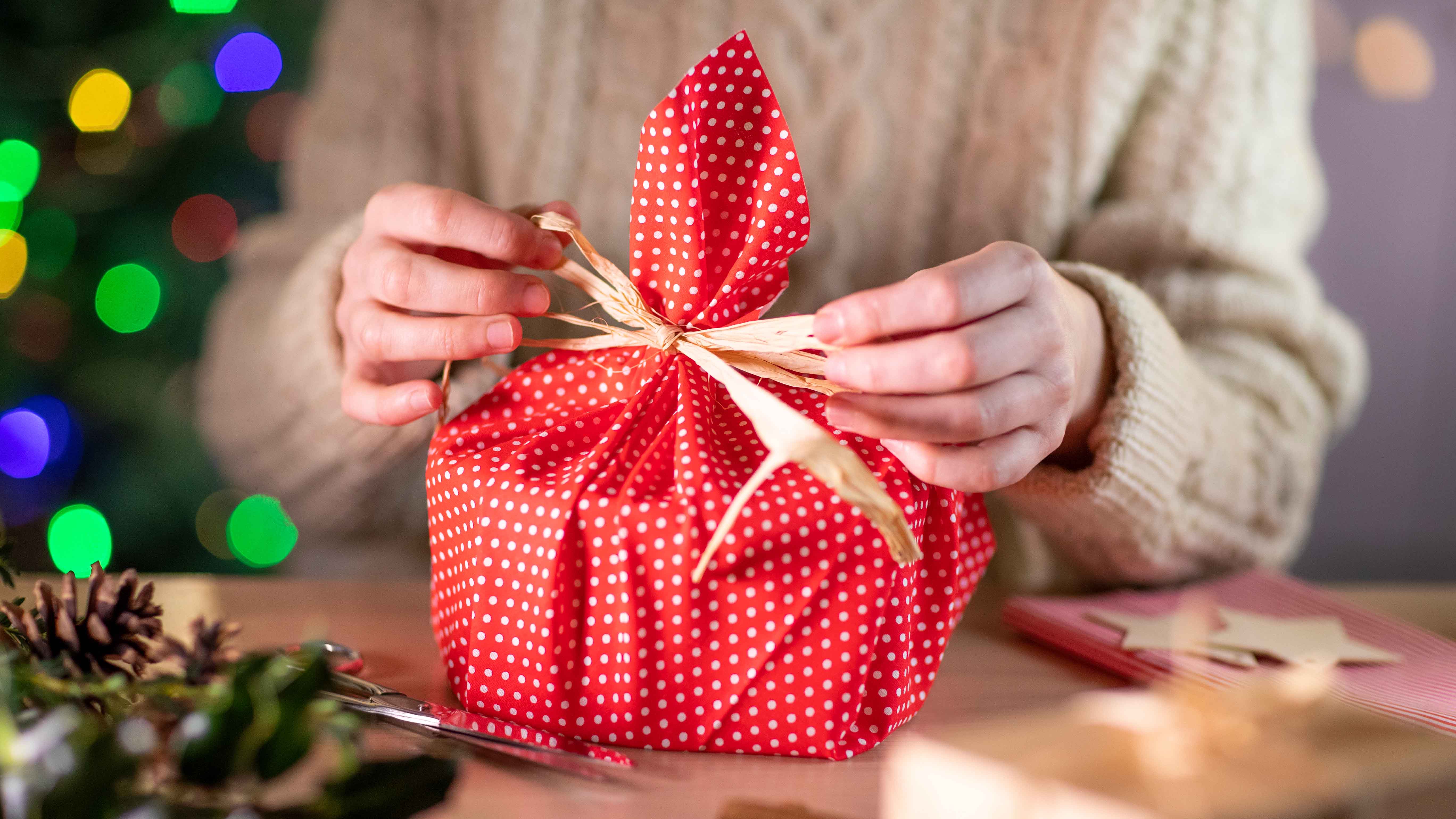 Geschenke nachhaltig verpacken: So geht's. 