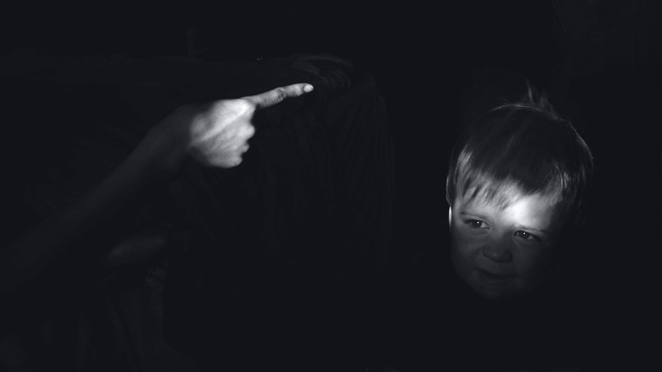 Kind wird von Erwachsenem bedroht