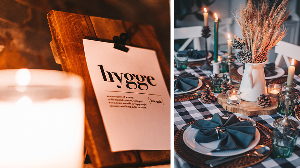 Zweigeteiltes Bild: Auf der linken Seite steht eine Holztafel mit der Aufschrift "hygge" und davor eine Kerze. Auf der rechten Seite ist ein festlich gedeckter Tisch mit vielen Kerzen.