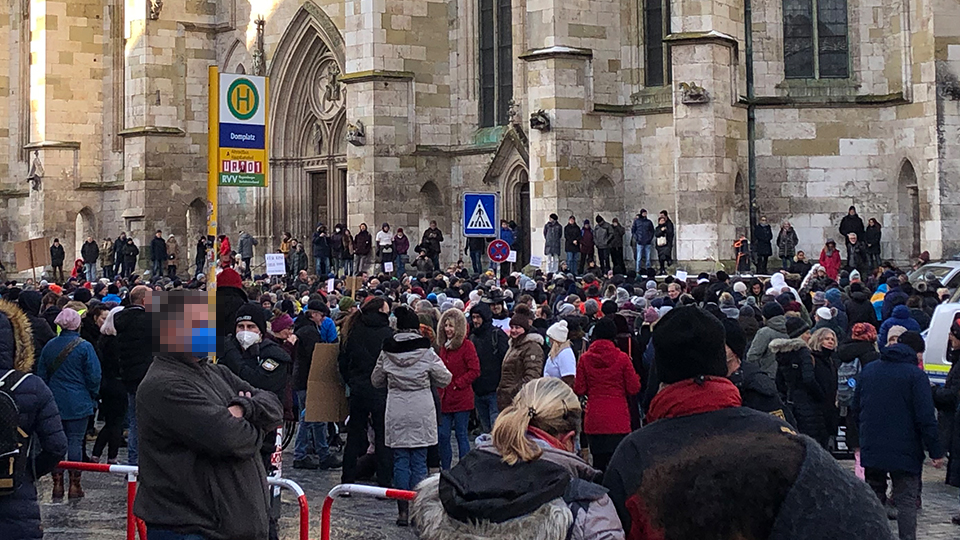 Corona-Protest Demonstration vor dem Dom in Regensburg.
