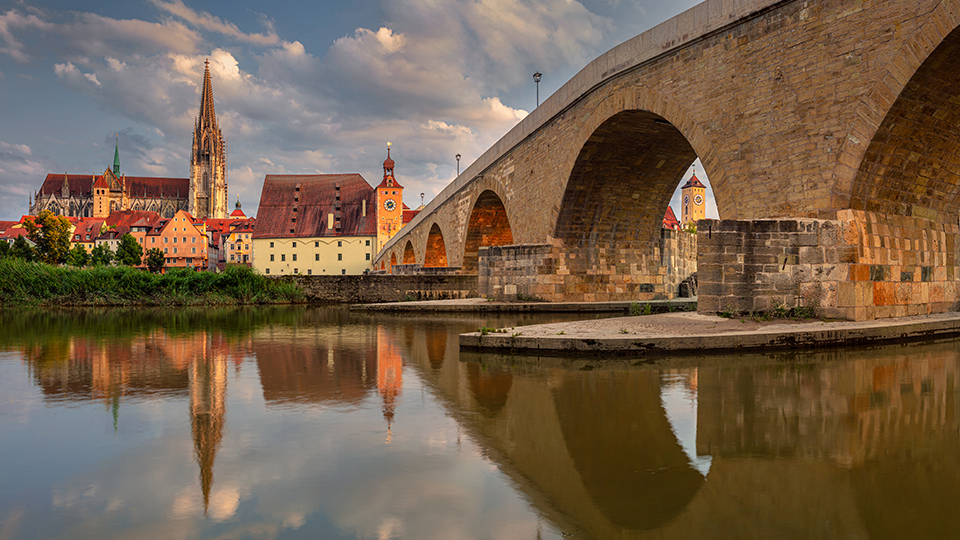 Blick von Stadtamhof aus über die Donau auf die Stadtkulisse Regensburgs und den Dom.