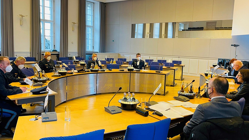 Besprechung zwischen Vertretern der Polizei Oberpfalz und der Stadt Regensburg. Unter anderem Polizeikommissar Dominik Plank, Polizeivizepräsident Thomas Schöniger und Oberbürgermeisterin Gertrud Maltz-Schwarzfischer.