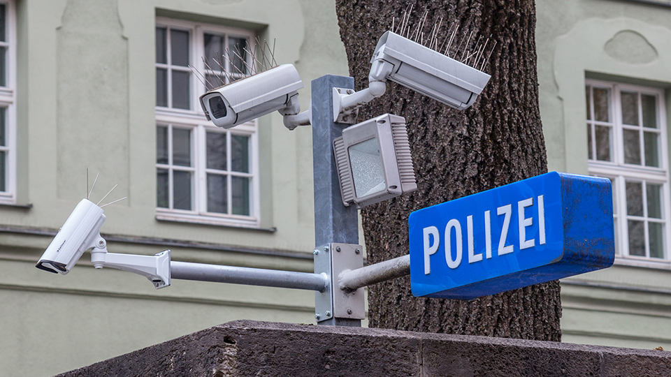 Polizei Schild und Überwachungskameras.