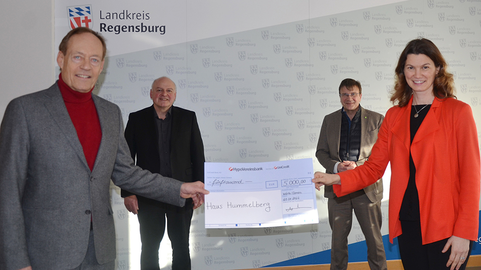 Landrätin Tanja Schweiger nahm den Spendenscheck von Unternehmer Rupert Heider (vorne links) entgegen. Im hinteren Teil: Armin Wolf und Michael Eibl von der KJF.