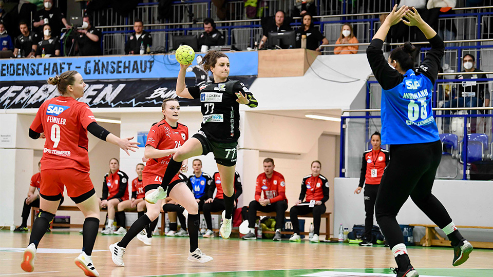 Anna Fuhrmann von den Bunkerladies beim Angriff.