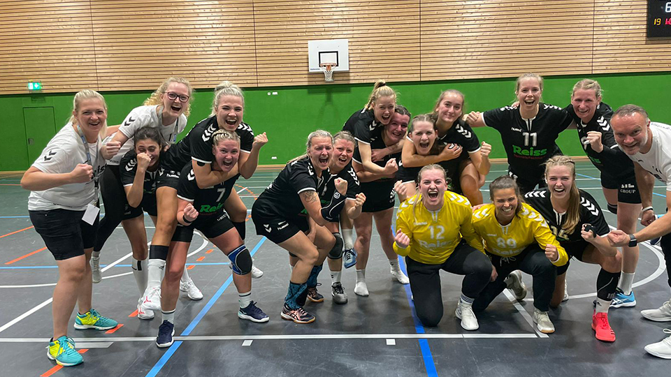 Erste Damen-Mannschaft des SG Regensburg mit ihrem Trainer, wie sie gerade die Fäuste ballen und sich freuen.