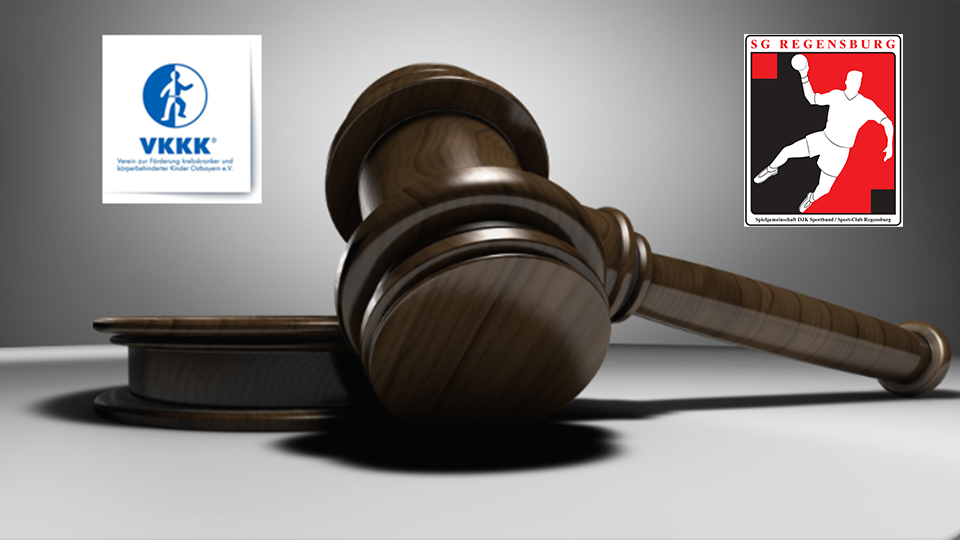 Ein hölzerner Hammer in der Mitte, links das Logo des Wohltätigkeitsvereins VKKK und rechts das Logo des Handballvereins SG Regensburg