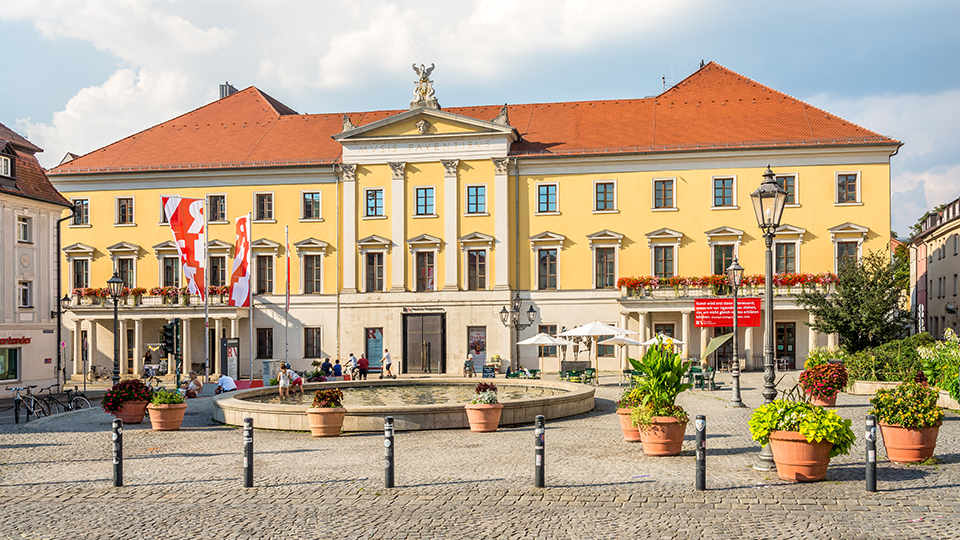 Das Theater Regensburg am Bismarckplatz von vorne.