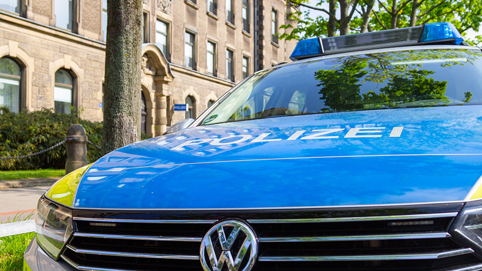 Streifenwagen der Polizei von vorne.