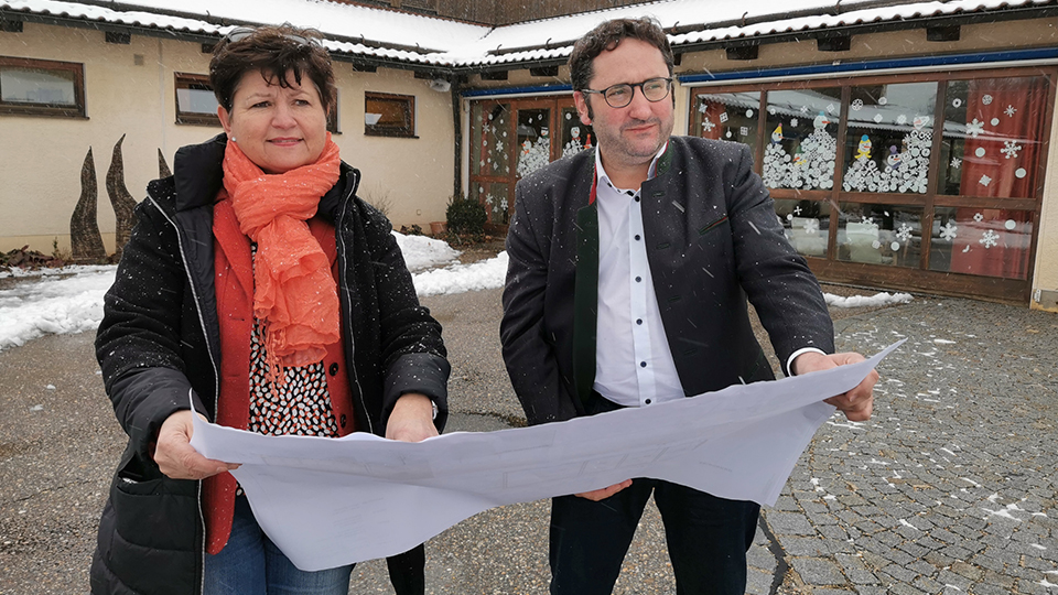 Die Bürgermeisterin von Brennberg, Irmgard Sauerer, stellte Tobias Gotthardt die Pläne zur Sanierung der Schule vor.