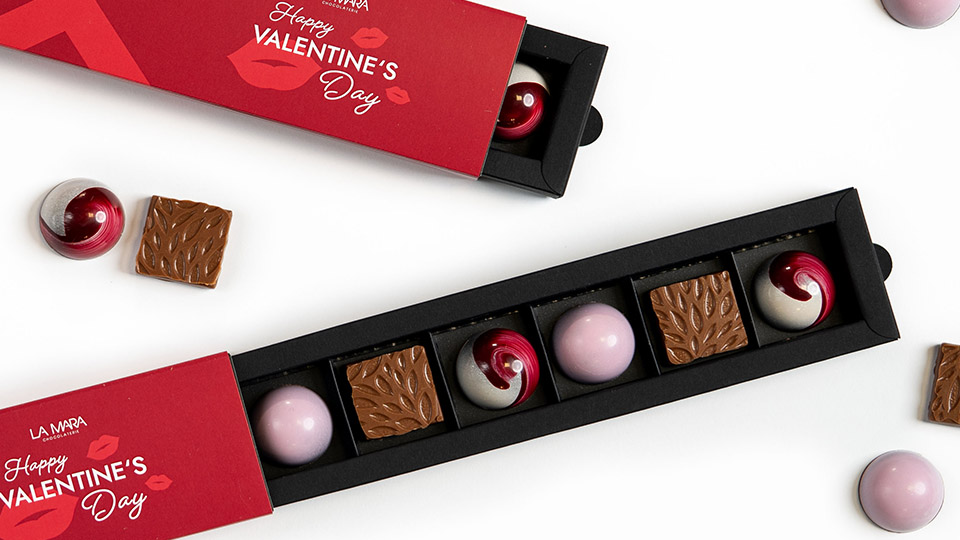 Schokoladen-Pralinen in schöner Farbkonzeption zum Valentinstag.